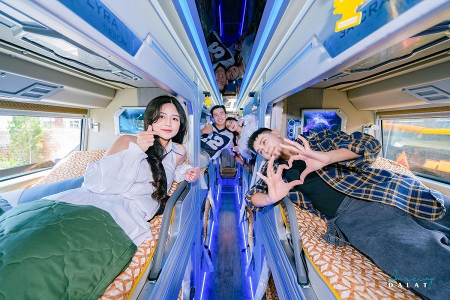 Khách hàng check-in thực tế trên xe phòng đôi đi Đà Lạt